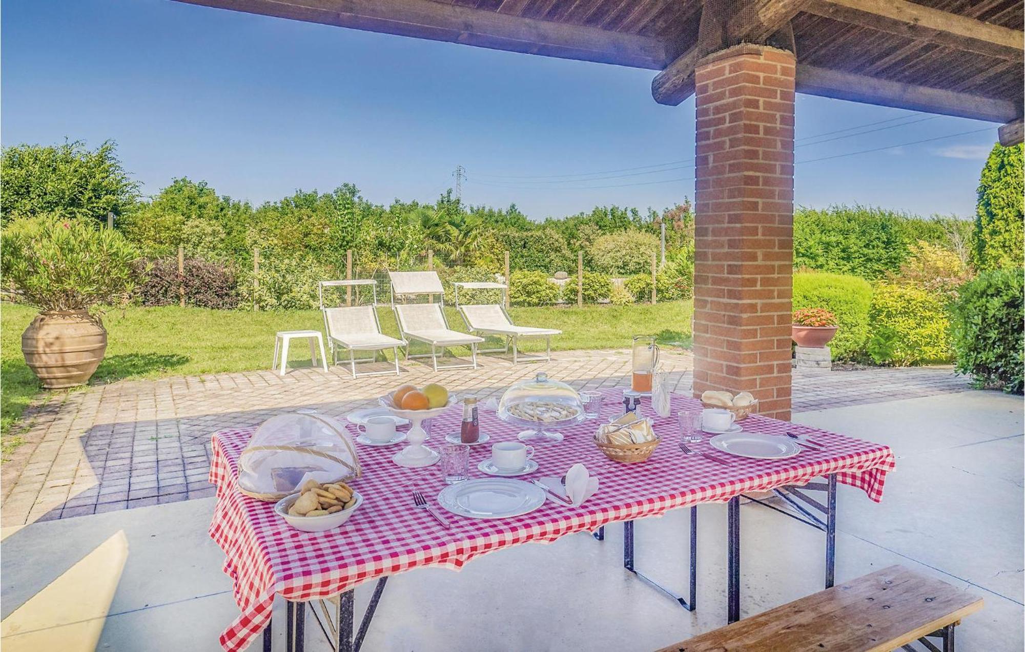 Awesome Home In Ariano Nel Polesine With Kitchen San Basilio Екстериор снимка