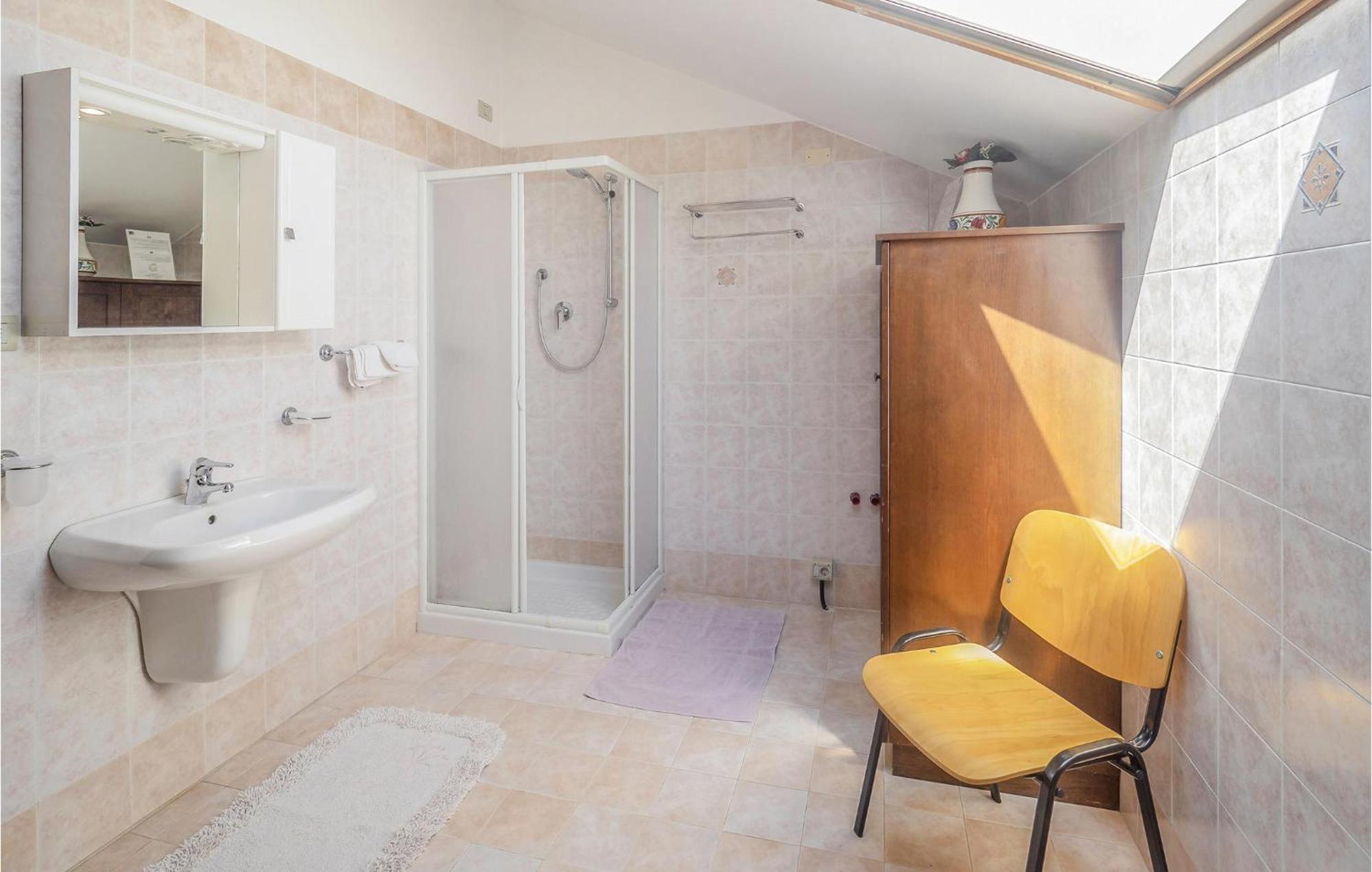 Awesome Home In Ariano Nel Polesine With Kitchen San Basilio Стая снимка