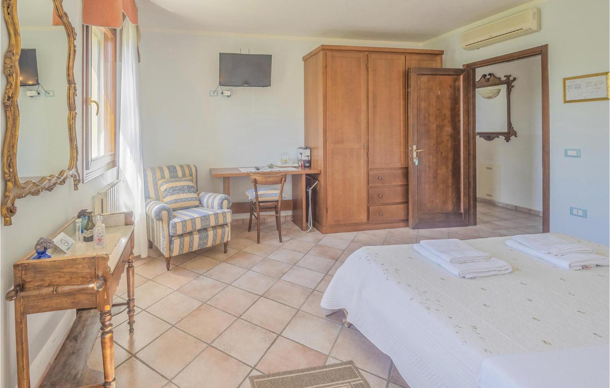 Awesome Home In Ariano Nel Polesine With Kitchen San Basilio Стая снимка